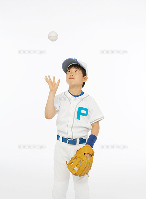 ボールを投げる野球少年 の写真素材 イラスト素材 アマナイメージズ