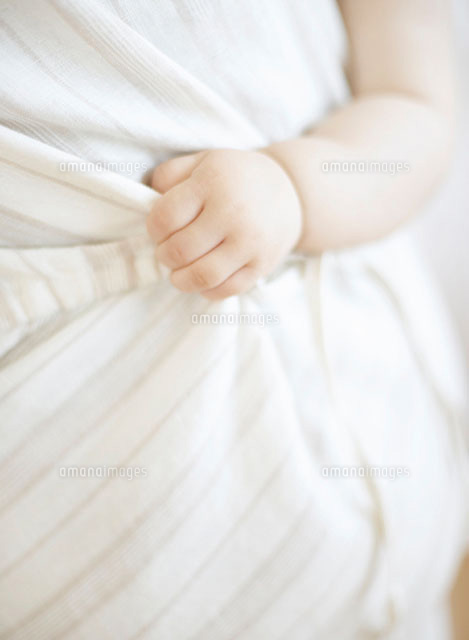 握りしめる赤ちゃんの手 の写真素材 イラスト素材 アマナイメージズ