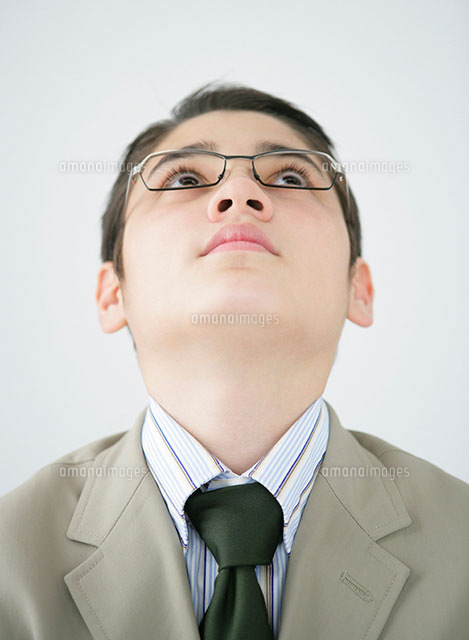 メガネをかけて上を見る男の子 の写真素材 イラスト素材 アマナイメージズ