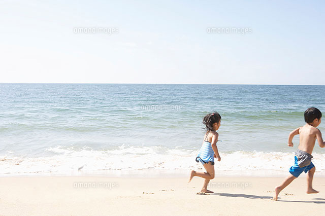 砂浜を走る子供 の写真素材 イラスト素材 アマナイメージズ