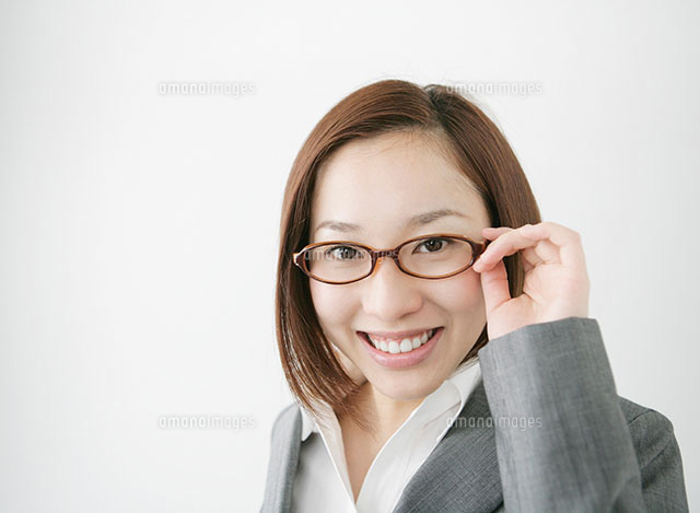 メガネをかけたスーツ姿の女性 の写真素材 イラスト素材 アマナイメージズ