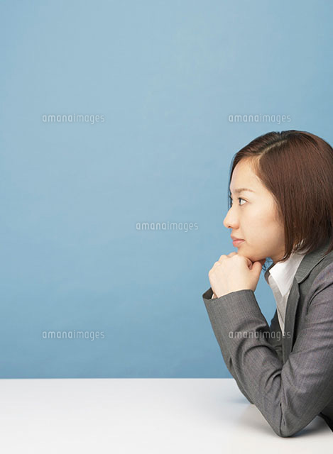 横を向いて頬杖をつく女性 の写真素材 イラスト素材 アマナイメージズ