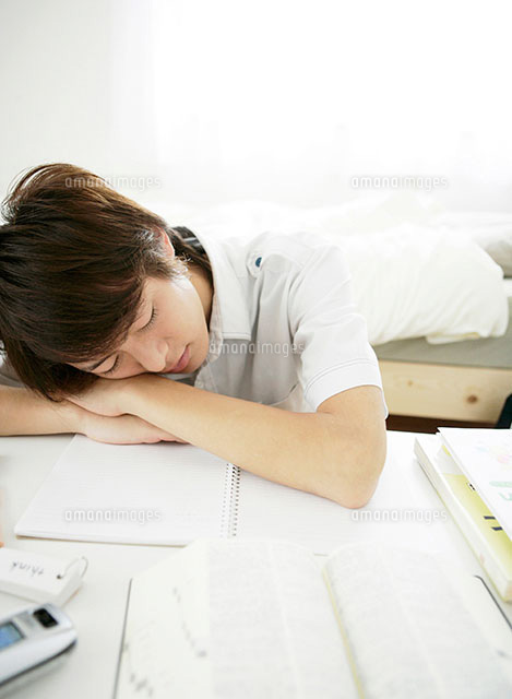 居眠りする男性 の写真素材 イラスト素材 アマナイメージズ