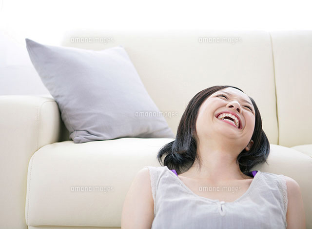 ソファにもたれる女性 の写真素材 イラスト素材 アマナイメージズ