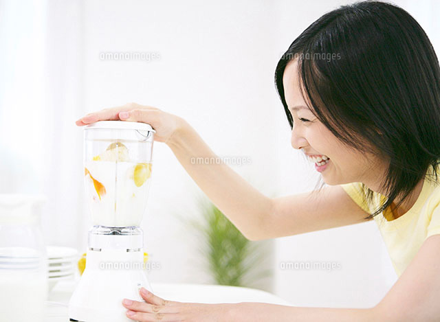 ミキサーを使う女性 の写真素材 イラスト素材 アマナイメージズ