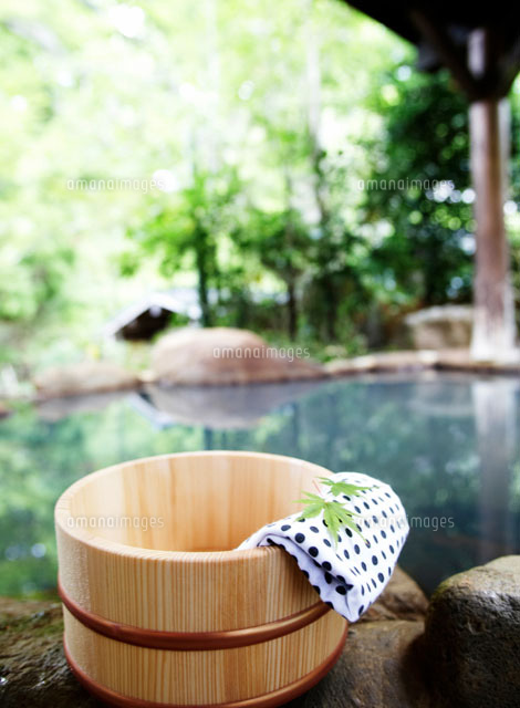 温泉と桶と手ぬぐい の写真素材 イラスト素材 アマナイメージズ