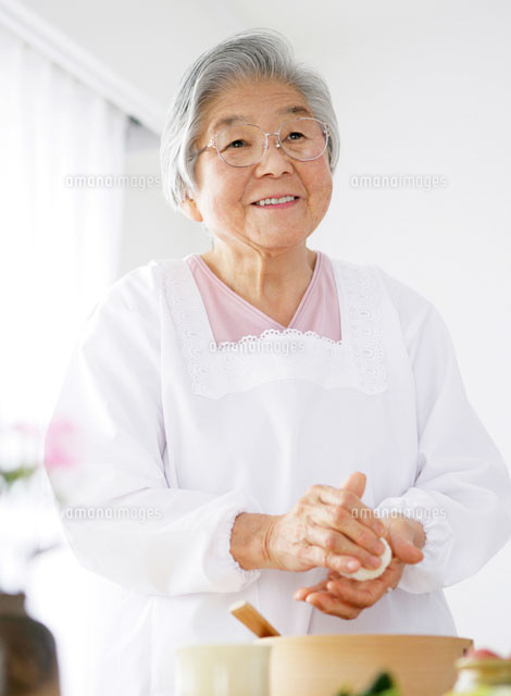 おにぎりをにぎるおばあちゃん の写真素材 イラスト素材 アマナイメージズ おにぎりをにぎるおばあちゃん の写真素材 イラスト素材 アマナイメージズ