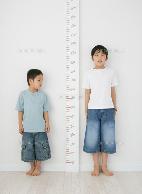 身長を測る子供 の写真素材 イラスト素材 アマナイメージズ