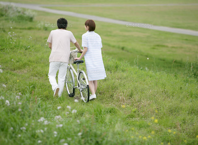 自転車と歩き 手をつなぐ