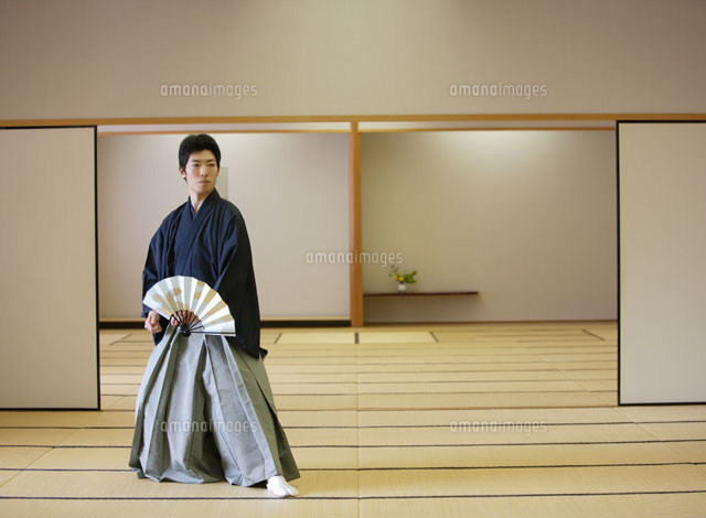 日本舞踊の稽古をする若い男性 の写真素材 イラスト素材 アマナイメージズ