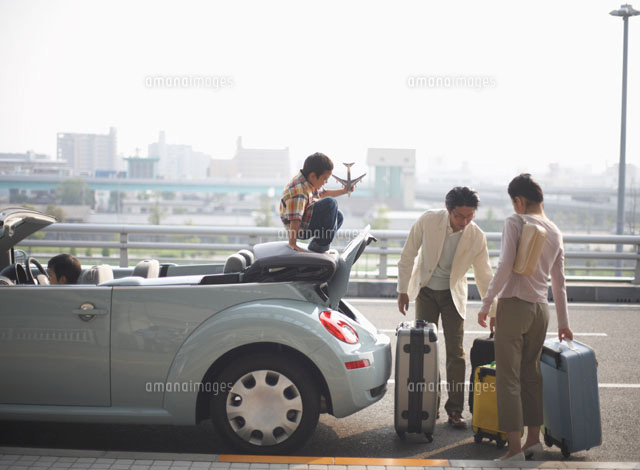 車のトランクに荷物を積み込む親子 の写真素材 イラスト素材 アマナイメージズ