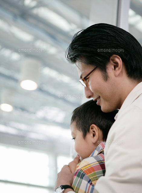 子どもを抱きしめる男性の横顔 の写真素材 イラスト素材 アマナイメージズ