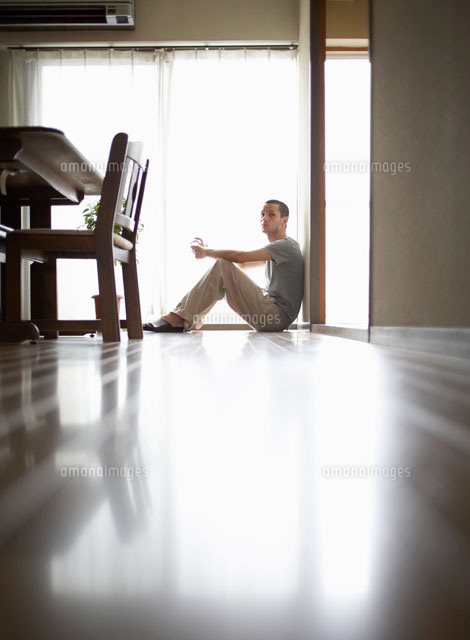 床に座る男性 の写真素材 イラスト素材 アマナイメージズ