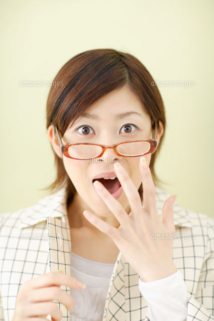 驚き顔の日本人女性 の写真素材 イラスト素材 アマナイメージズ