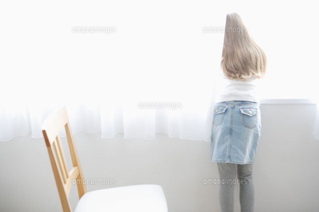 窓辺に立ち外を眺める少女の後ろ姿 の写真素材 イラスト素材 アマナイメージズ