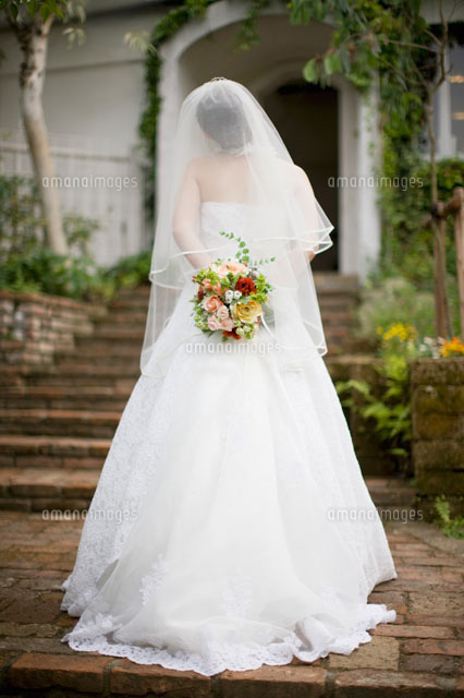 ブーケと後姿の花嫁 の写真素材 イラスト素材 アマナイメージズ