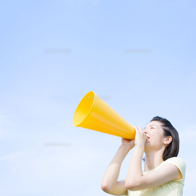メガホンを持った女性 の写真素材 イラスト素材 アマナイメージズ