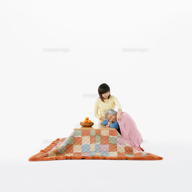 祖母に毛布をかける孫 の写真素材 イラスト素材 アマナイメージズ