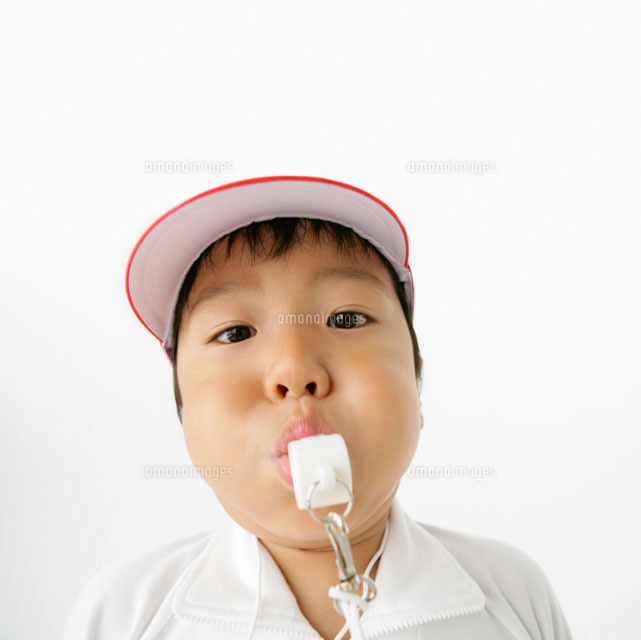 笛を吹く男の子 の写真素材 イラスト素材 アマナイメージズ