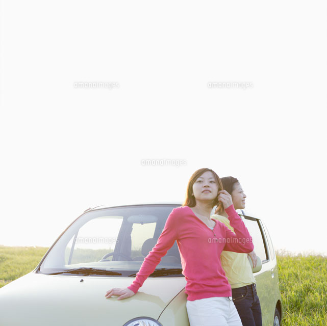 車に寄りかかる女性 の写真素材 イラスト素材 アマナイメージズ