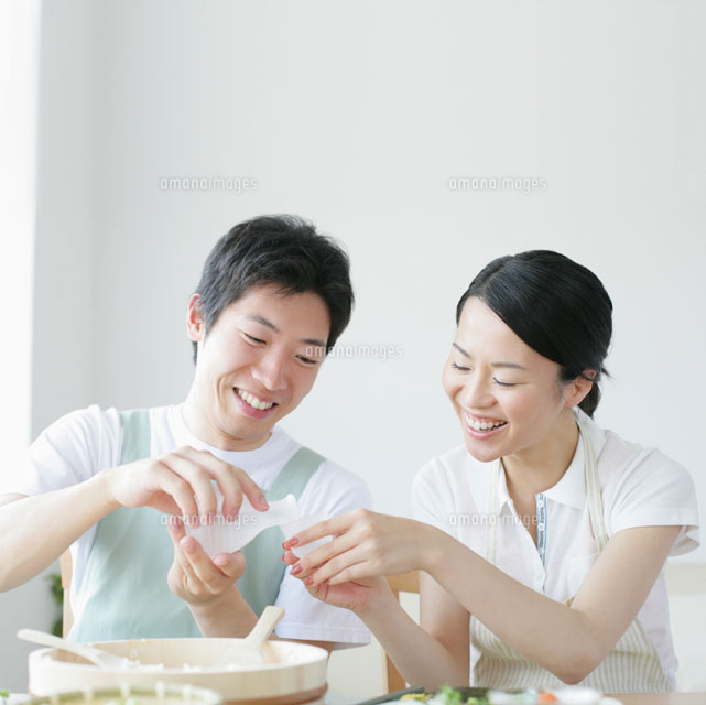 妻にお酌をする夫 の写真素材 イラスト素材 アマナイメージズ