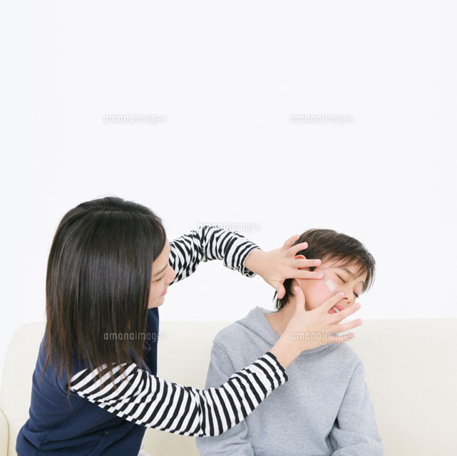 男の子に絆創膏を貼ってあげる女の子 の写真素材 イラスト素材 アマナイメージズ