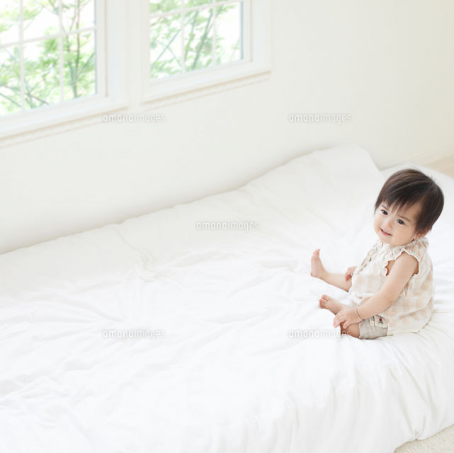 布団に座る赤ちゃん の写真素材 イラスト素材 アマナイメージズ 布団に座る赤ちゃん の写真素材 イラスト素材 アマナイメージズ