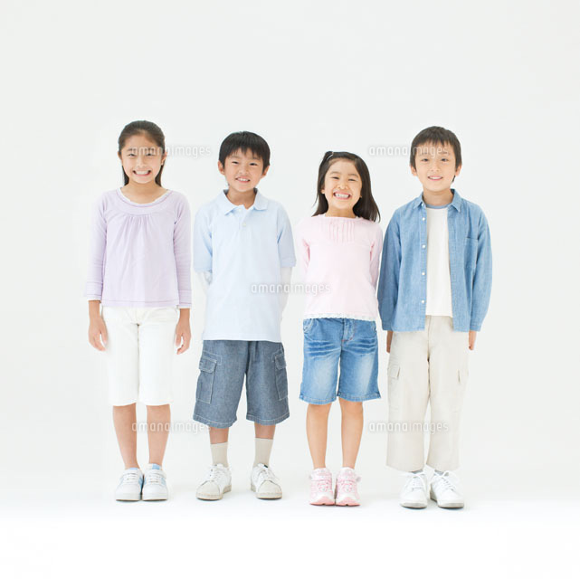並んで立つ子供達 の写真素材 イラスト素材 アマナイメージズ