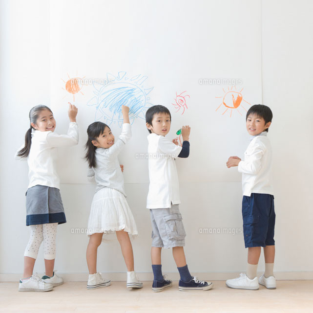 絵を描く子供達 の写真素材 イラスト素材 アマナイメージズ
