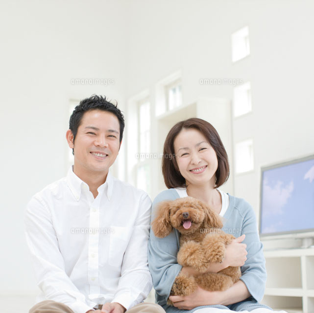 寄り添う夫婦と犬 の写真素材 イラスト素材 アマナイメージズ 寄り添う夫婦と犬 の写真素材 イラスト素材 アマナイメージズ
