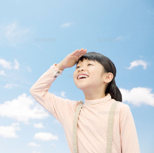 遠くを見る女の子 の写真素材 イラスト素材 アマナイメージズ