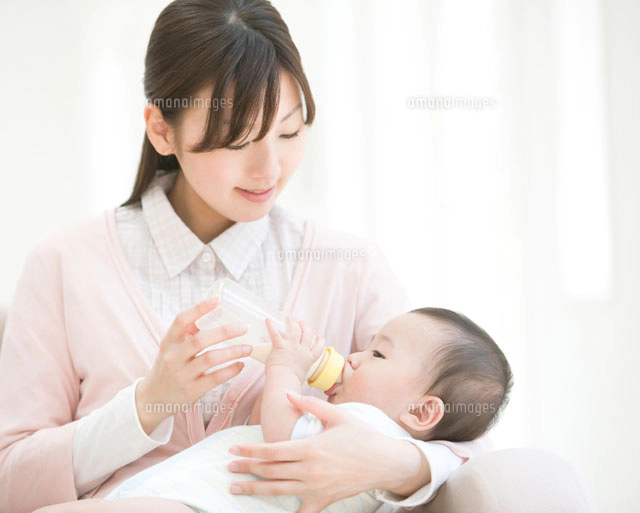 シンハク　ブルーオニオン　「ミルクを飲む子供」 赤ちゃんにミルクを飲ませる母親[11004089971]の写真・イラスト