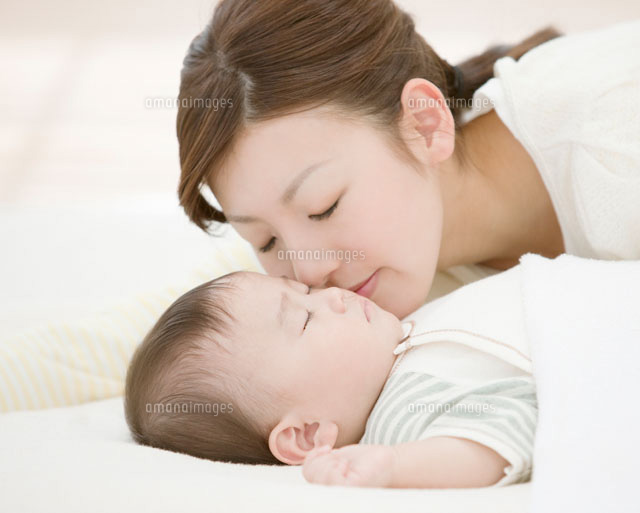 眠る赤ちゃんの頬にキスをする母親 の写真素材 イラスト素材 アマナイメージズ 眠る赤ちゃんの頬にキスをする母親 の写真素材 イラスト素材 アマナイメージズ