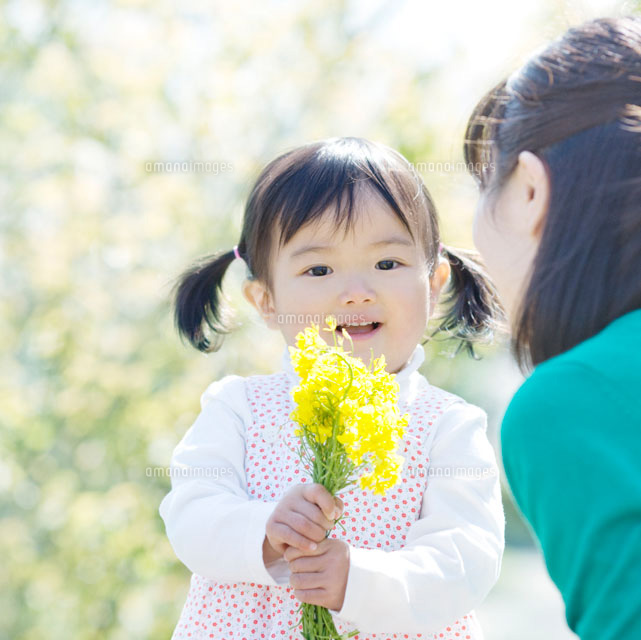 両手で花束を持つ女の子 の写真素材 イラスト素材 アマナイメージズ