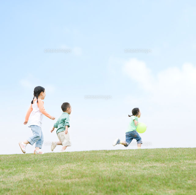 丘の上を走る子供達 の写真素材 イラスト素材 アマナイメージズ 丘の上を走る子供達 の写真素材 イラスト素材 アマナイメージズ