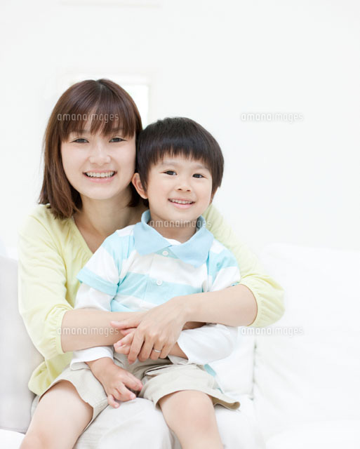 抱きしめて座る親子 の写真素材 イラスト素材 アマナイメージズ