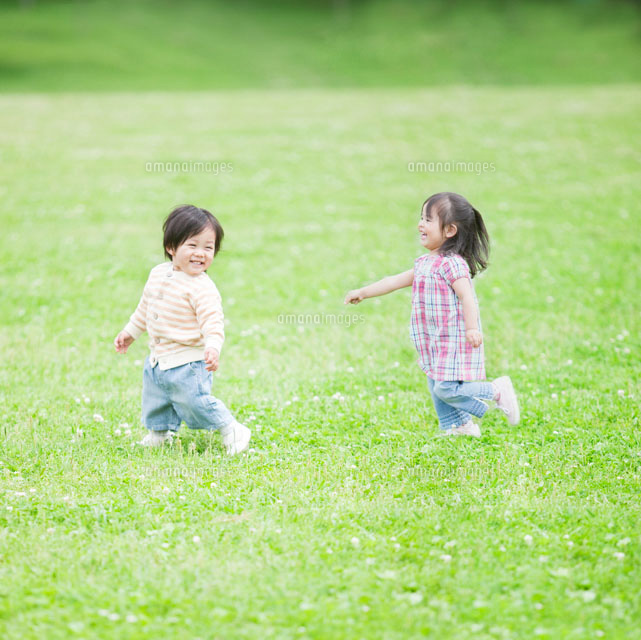 草原を走る子供 の写真素材 イラスト素材 アマナイメージズ
