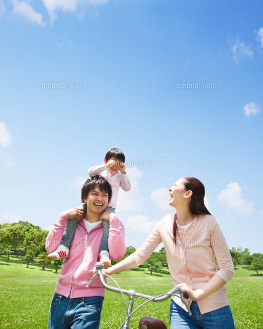 肩車をして笑い合う家族 の写真素材 イラスト素材 アマナイメージズ