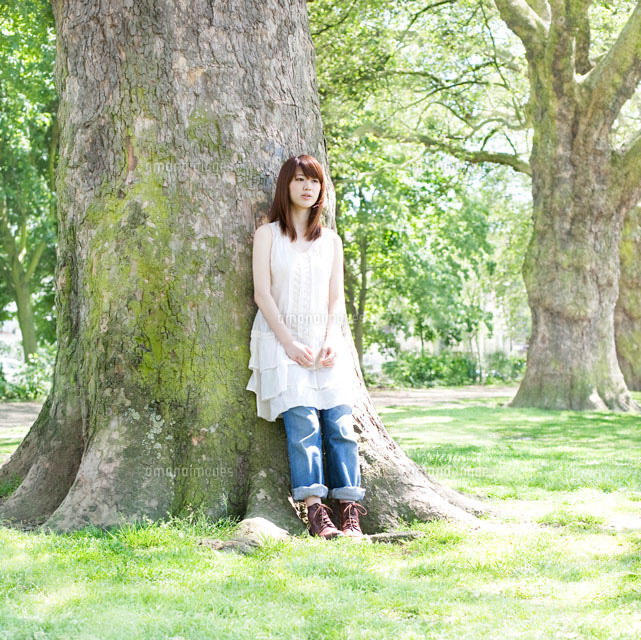 木にもたれる女性 11004091796 の写真素材 イラスト素材 アマナイメージズ