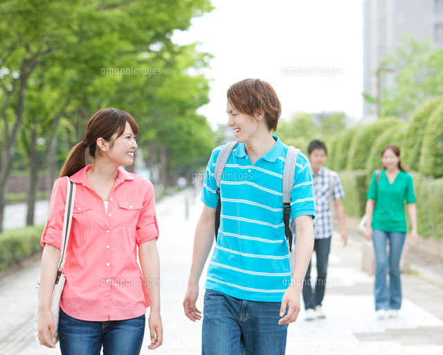 笑い合うカップル の写真素材 イラスト素材 アマナイメージズ