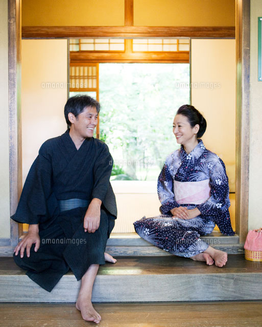 日本家屋で寛ぐ着物姿の夫婦 の写真素材 イラスト素材 アマナイメージズ