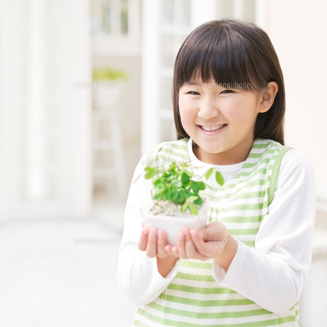 鉢植えを持つ女の子 の写真素材 イラスト素材 アマナイメージズ