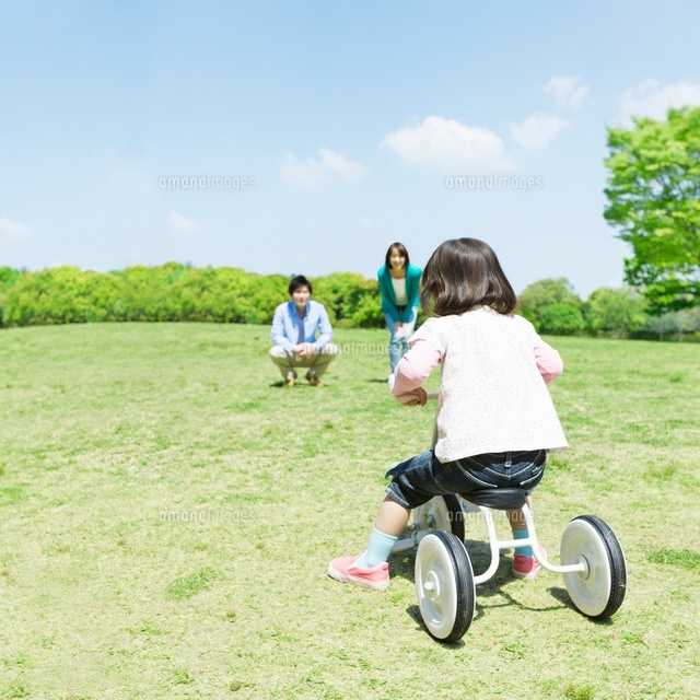三輪車に乗る女の子 の写真素材 イラスト素材 アマナイメージズ