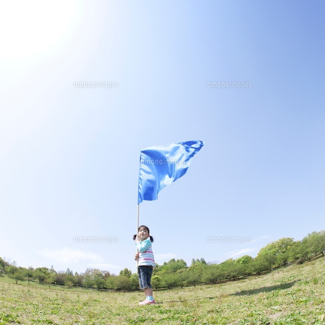 旗を持つ女の子 の写真素材 イラスト素材 アマナイメージズ