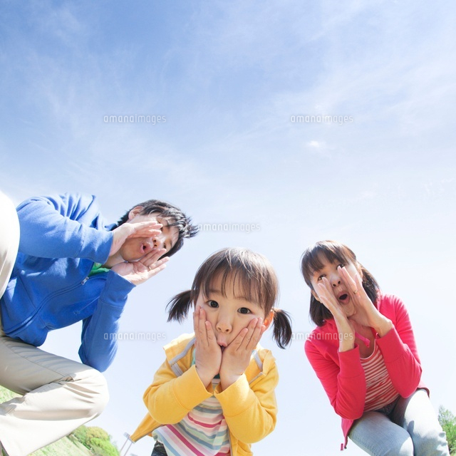 口に手を添えて呼びかける家族 の写真素材 イラスト素材 アマナイメージズ