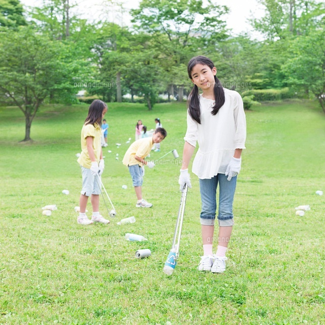 ゴミ拾いをする子供たち の写真素材 イラスト素材 アマナイメージズ