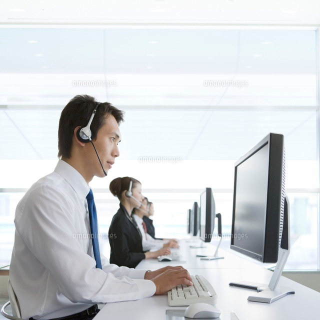 コールセンターのビジネスマン の写真素材 イラスト素材 アマナイメージズ