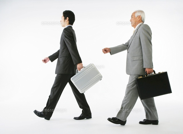 スーツ姿の若者男性とシニア男性 の写真素材 イラスト素材 アマナイメージズ