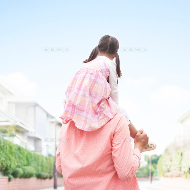 肩車をする親子の後ろ姿 の写真素材 イラスト素材 アマナイメージズ 肩車をする親子の後ろ姿 の写真素材 イラスト素材 アマナイメージズ