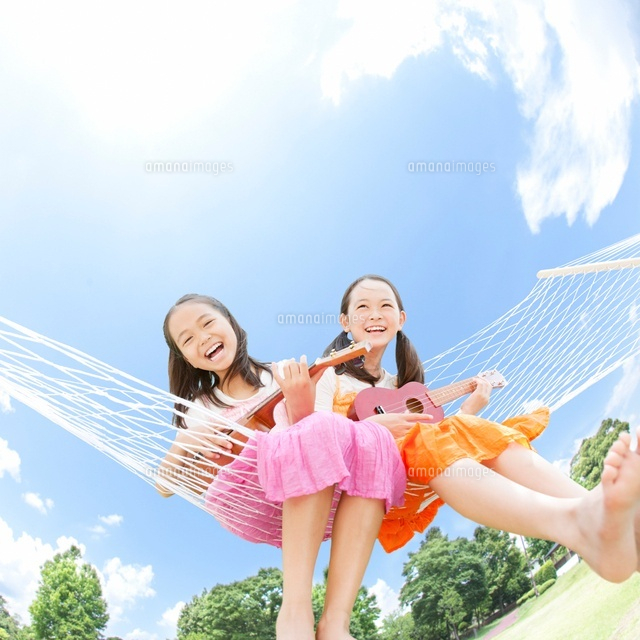 ハンモックに座る2人の女の子 の写真素材 イラスト素材 アマナイメージズ